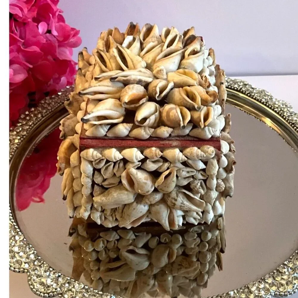 Best! Seashell trinket box; tramp art, souvenir shell box must see